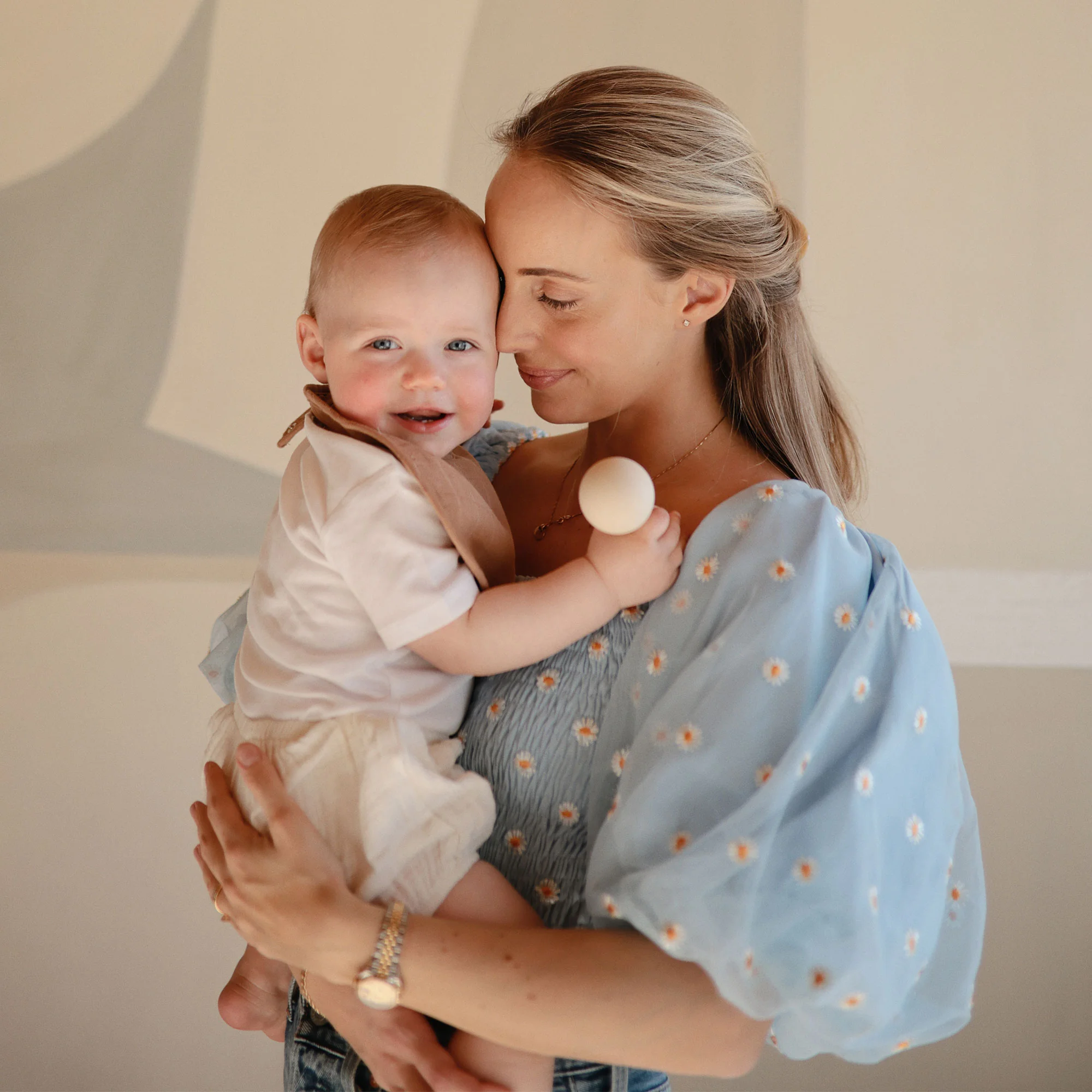 Mushie silikónová hrkálka, Blush 1×1 ks, hrkálka