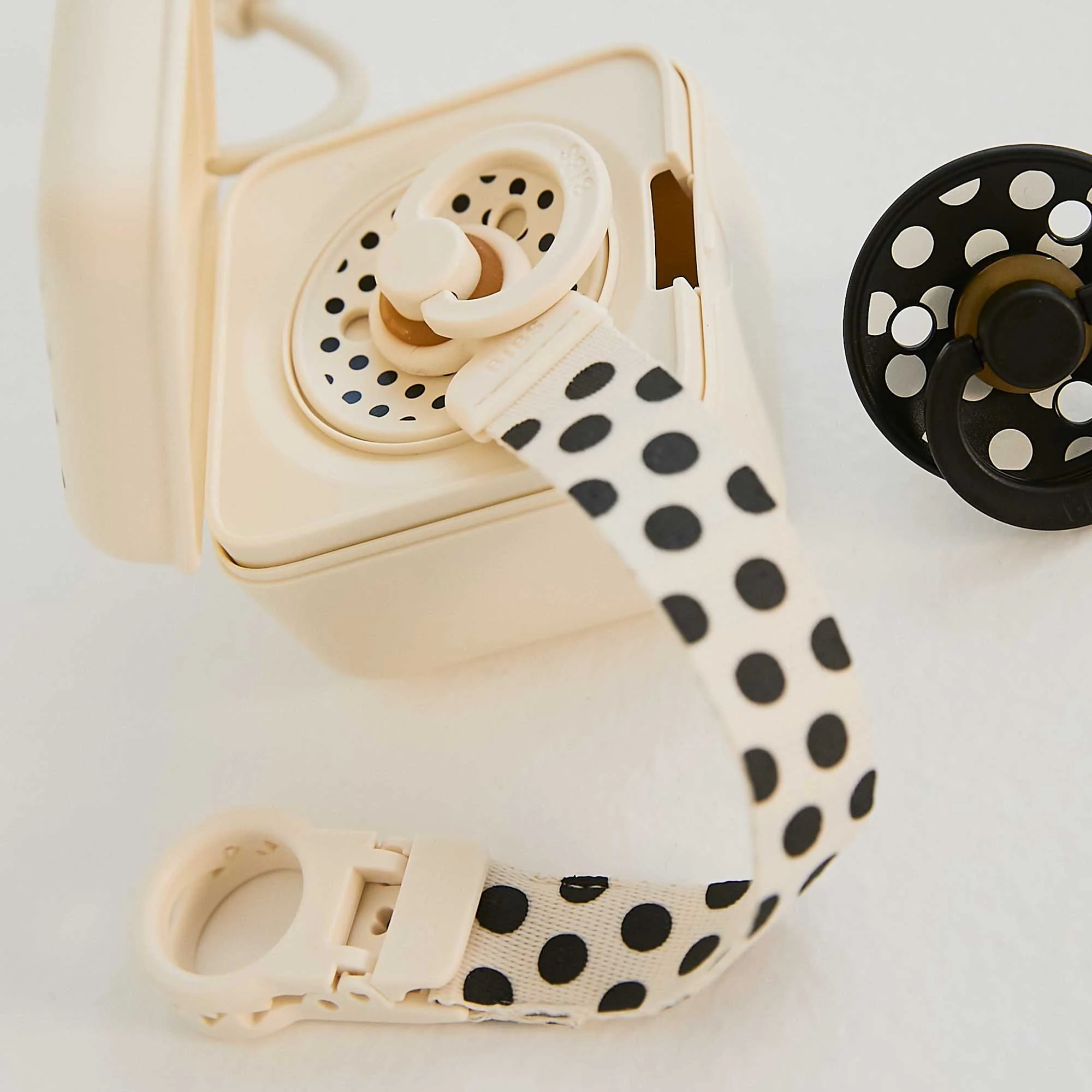 BIBS STUDIO Polka Loop klip na cumlík Ivory / Black
