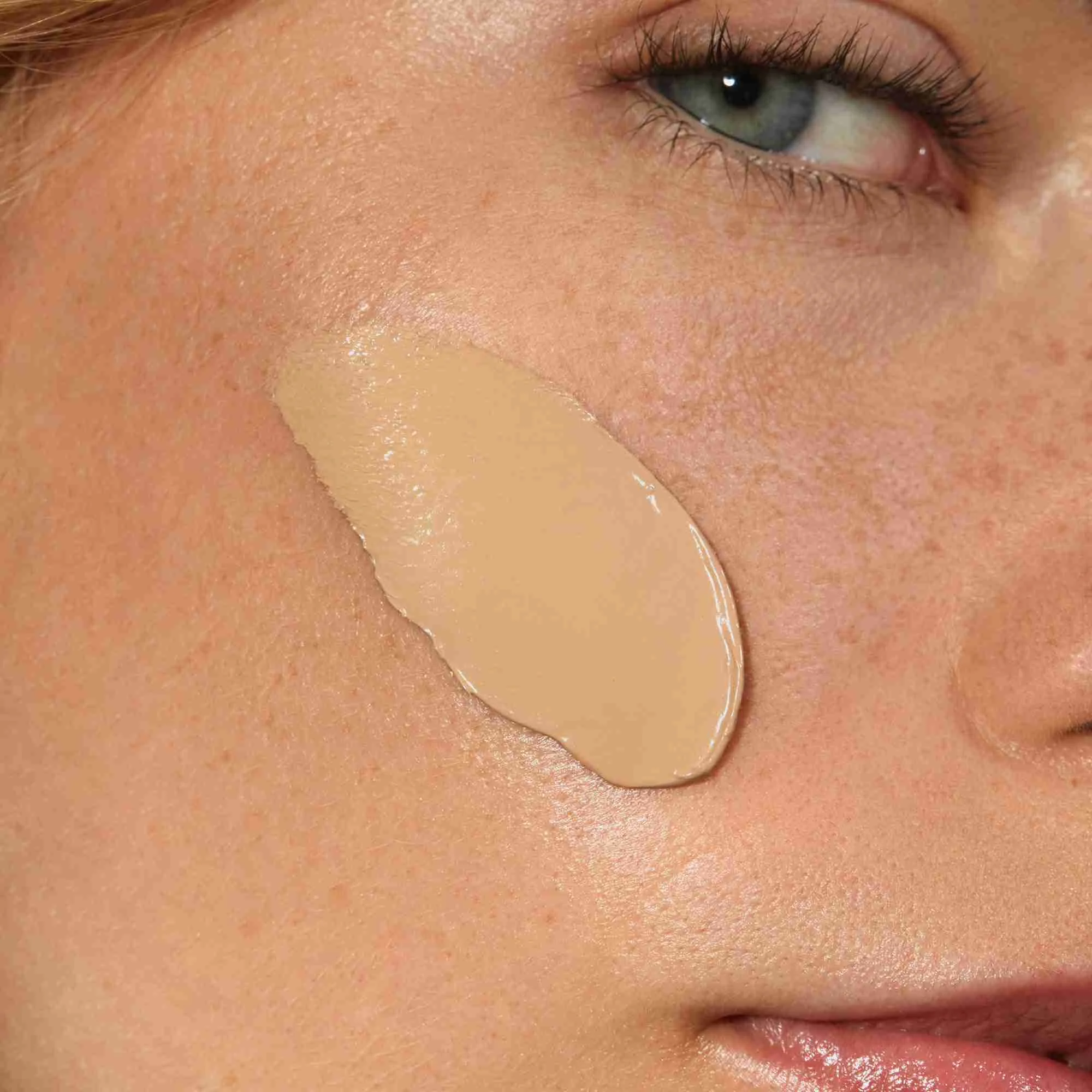 MÁDARA SKINONYM Polomatný Make-up s peptídmi Sand 1×30ml, prírodný certifikovaný make-up