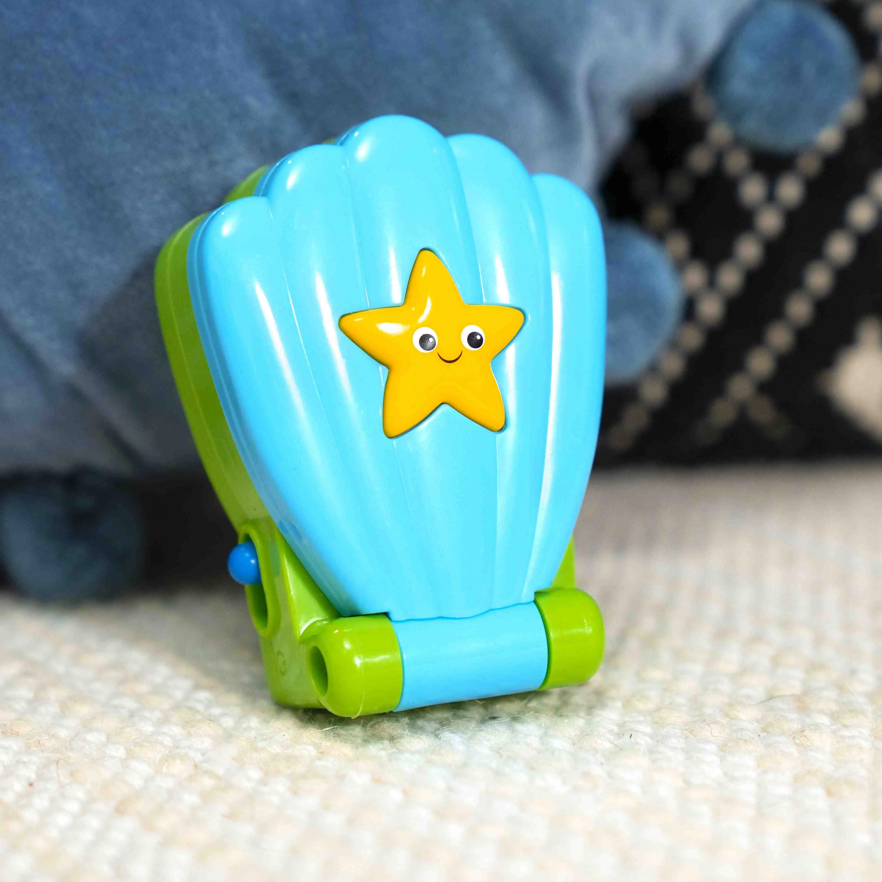 BABY EINSTEIN Hračka hudobná telefón Shell Phone™ 6m+ 1×1 ks, hračka pre deti