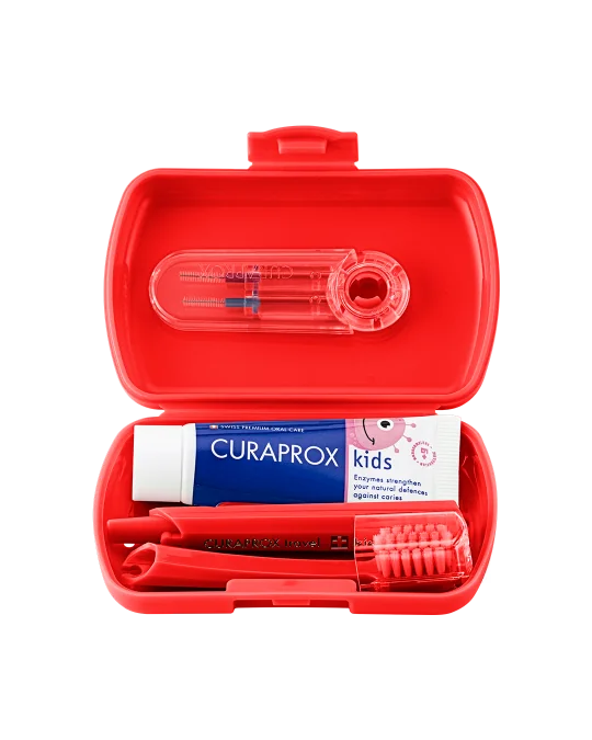 CURAPROX Kids travel set (červený (1x zubná kefka, 2x medzizubná kefka CPS, 1x zubná pasta melón 6+ 10 ml, 1x nálepka) 1x1 set) 1 set