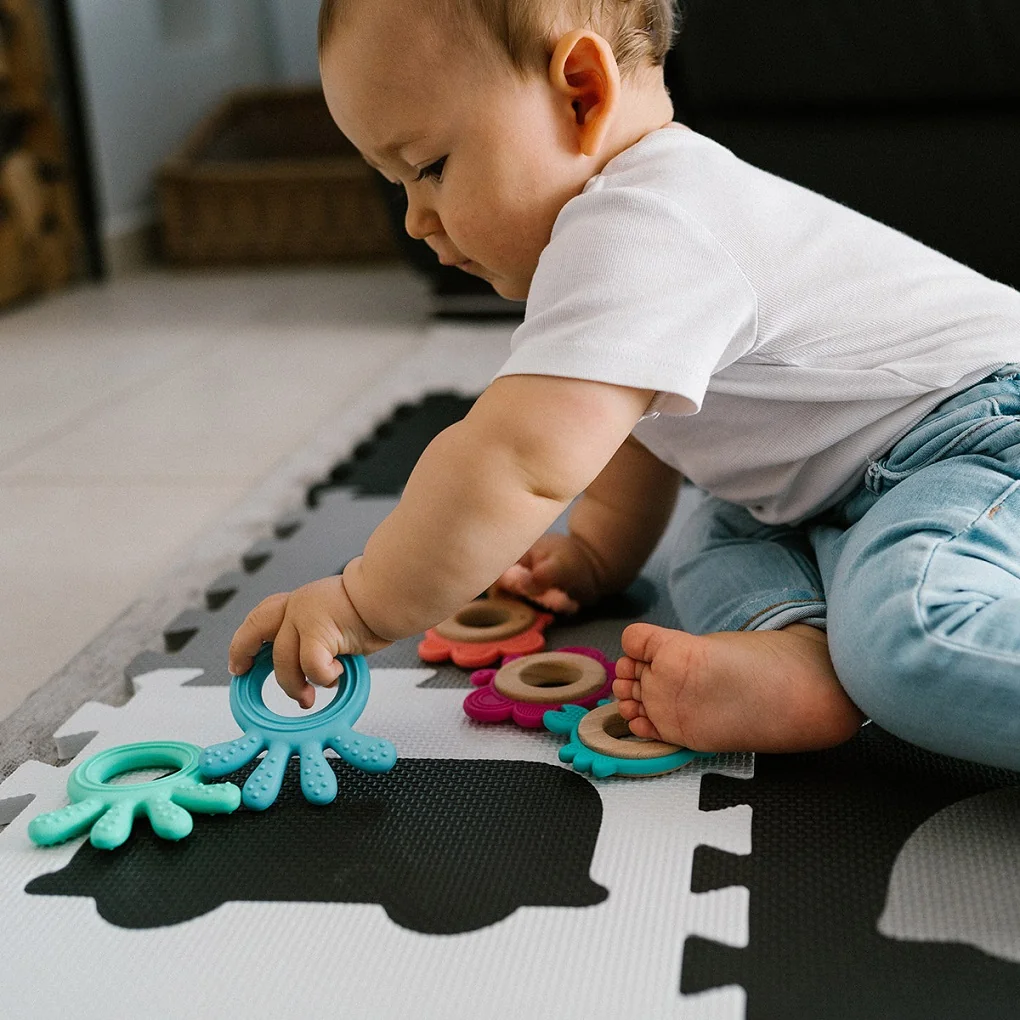 BABYONO Hryzačka dreveno-silikónová Butterfly 1×1 ks