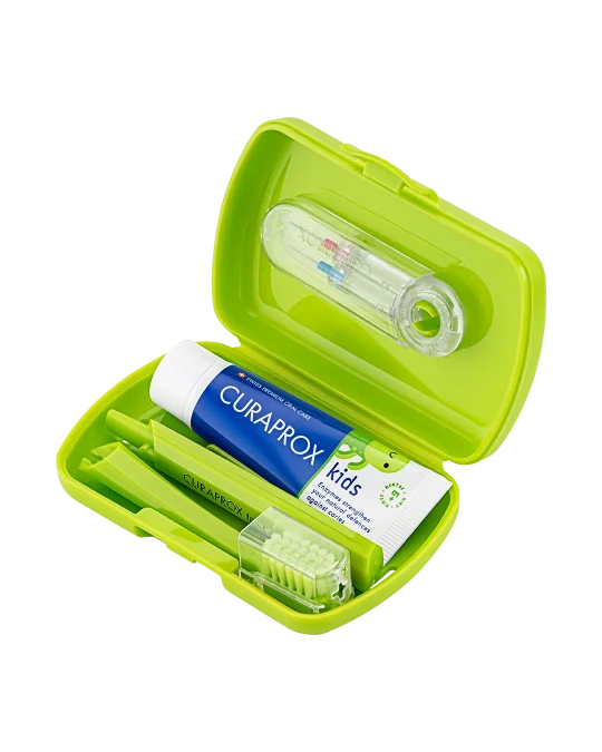CURAPROX Kids travel set (zelený (1x zubná kefka, 2x medzizubná kefka CPS, 1x zubná pasta mäta 6+ 10 ml, 1x nálepka) 1x1 set) 1 set
