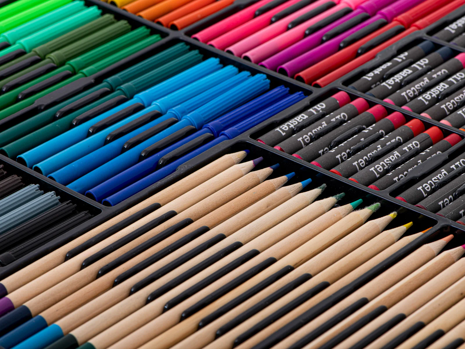 Umelecký kufrík 258 ks – fixky, pastelky, olejové pastely, akvarel