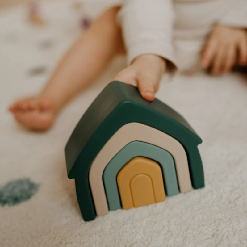PETITE&MARS Hračka silikónová skladacia House Misty Green 12m+ 1×1 ks, silikónová hračka
