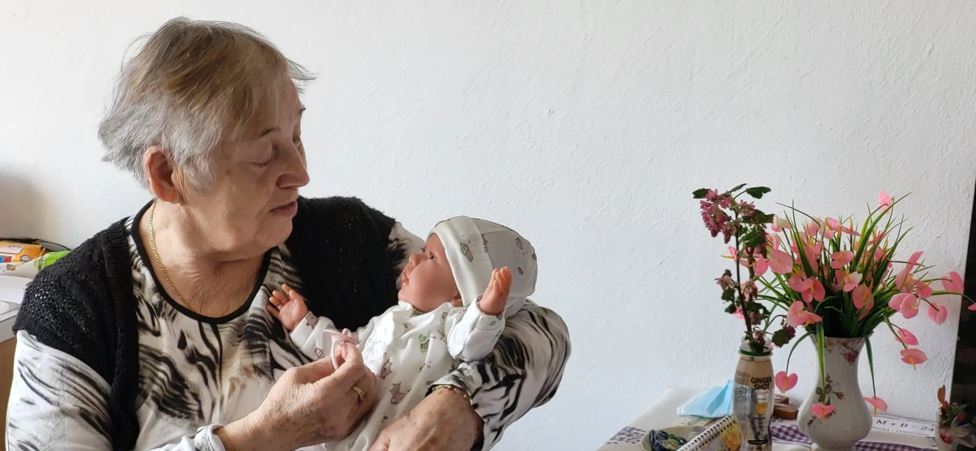 Terapeutické bábiky: Iniciatíva Dr. Max a Koľko Lásky prináša viac pohody seniorom 