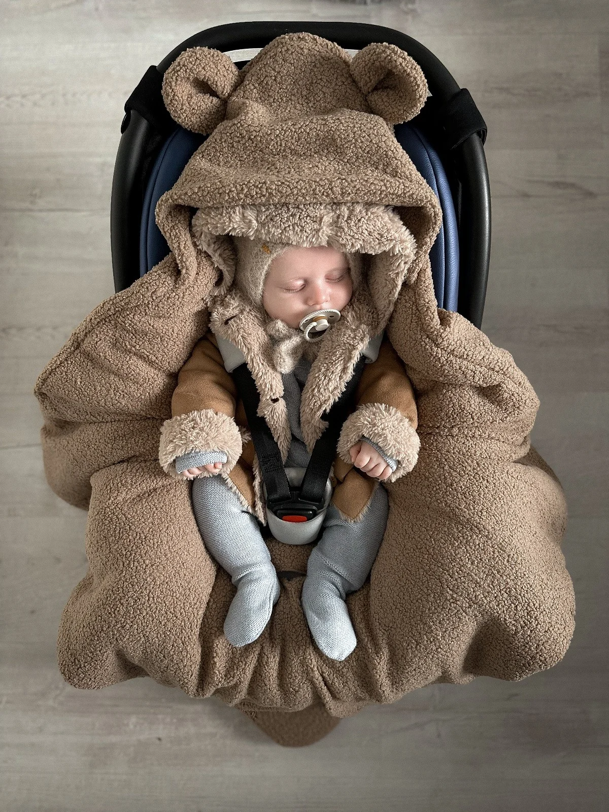Oteplený fusák, deka s kapucňou do autosedačky Baránok, Baby Nellys - hnedý 