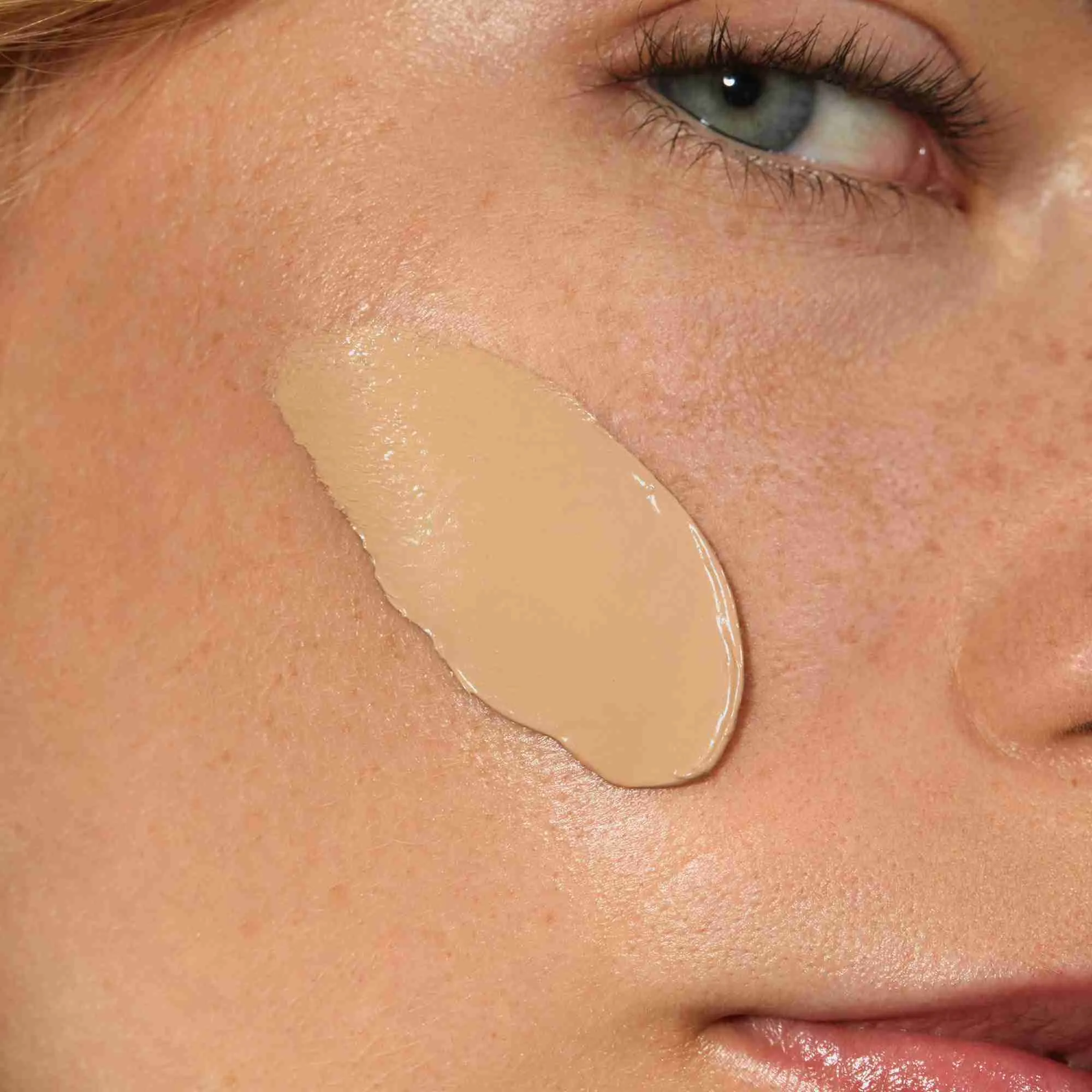 MÁDARA SKINONYM Polomatný Make-up s peptídmi Sand 1×30ml, Prírodný certifikovaný make-up