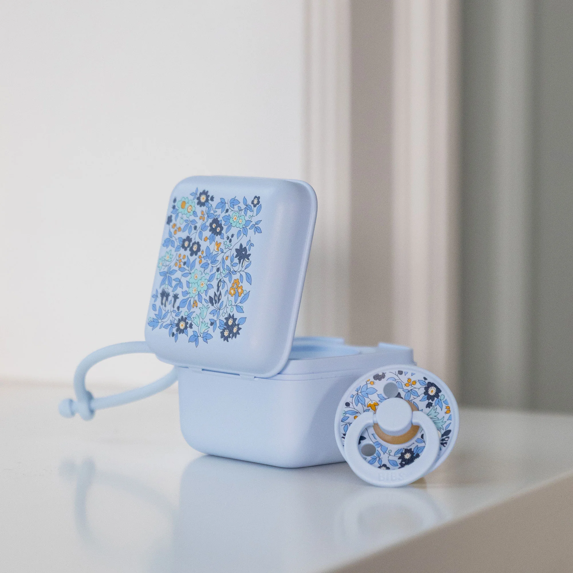 BIBS x LIBERTY krabička na cumlíky Baby Blue
