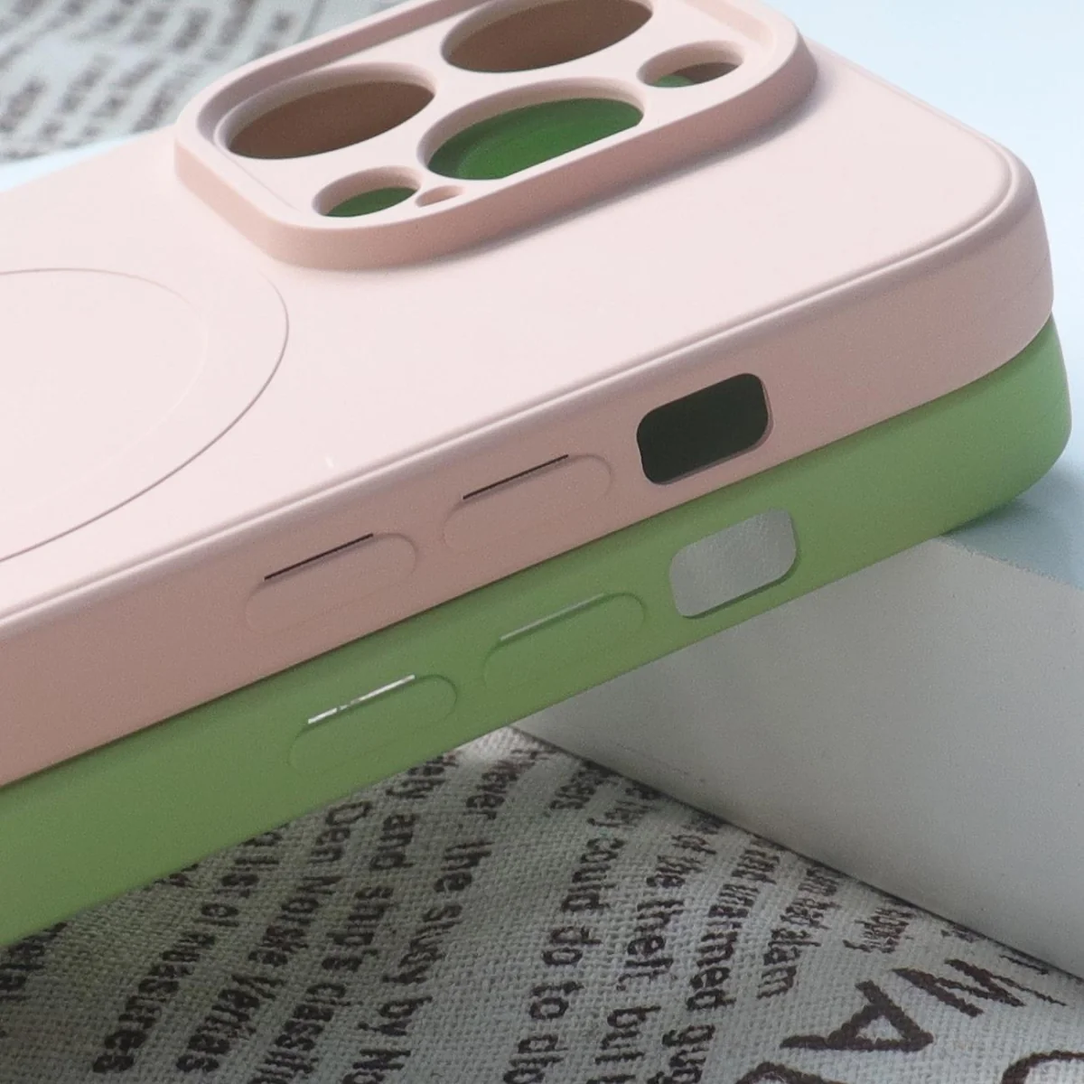 MG Silicone MagSafe kryt na iPhone 15 Plus, sivý