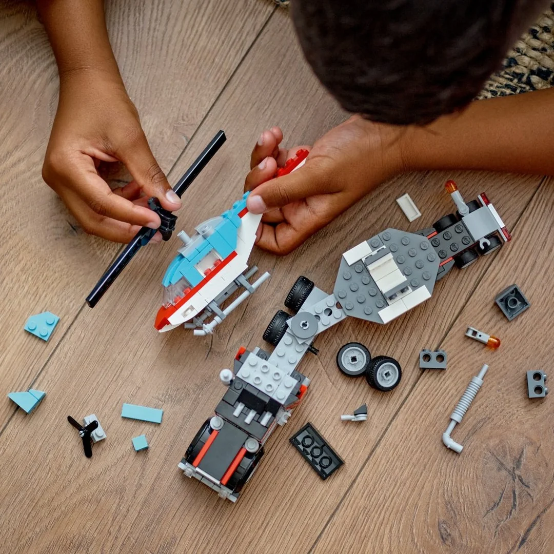LEGO® Creator 3-in-1 31146 Nákladiak s plochou korbou a helikoptérou