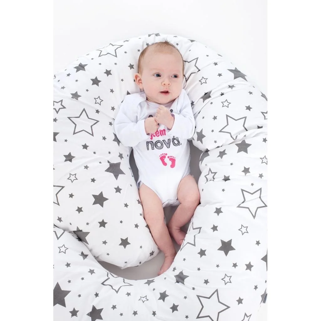 Univerzálny dojčiaci vankúš v tvare C New Baby hviezdy sivé ,