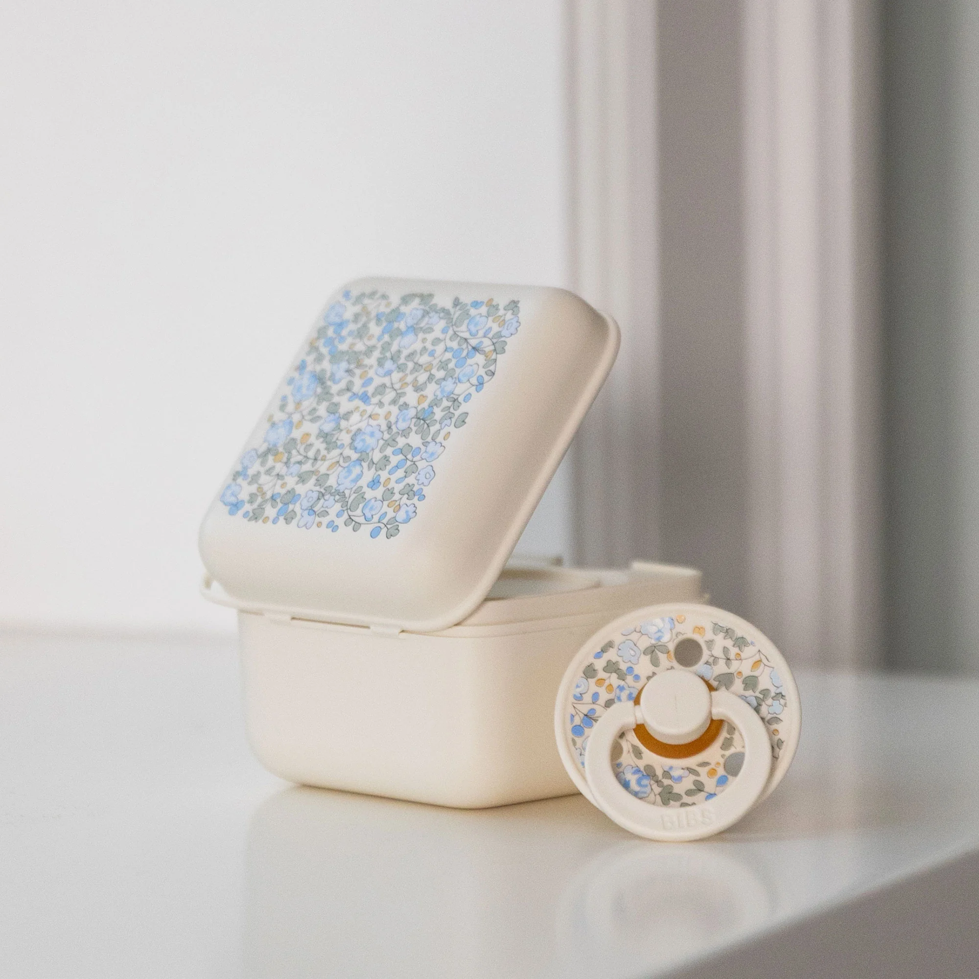 BIBS x LIBERTY krabička na cumlíky Ivory