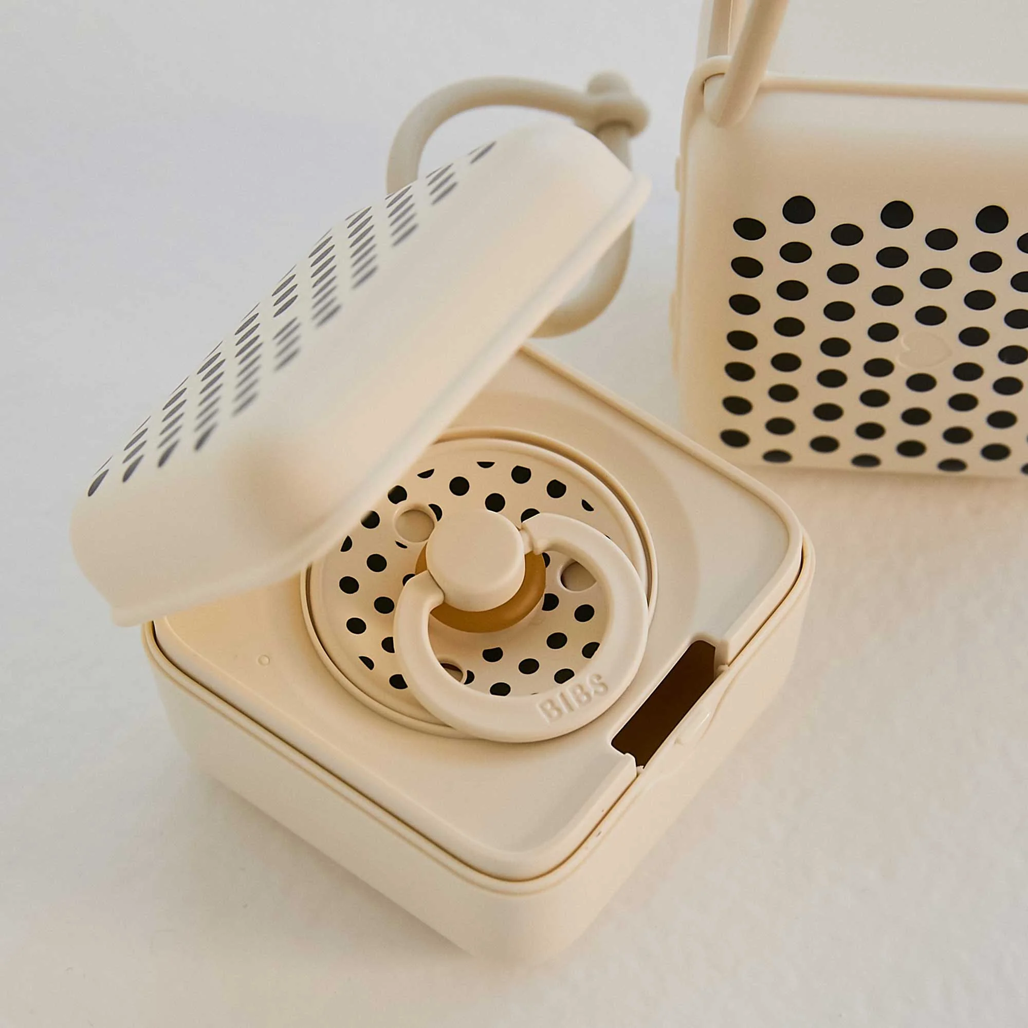 BIBS STUDIO Polka krabička na cumlíky Ivory / Black