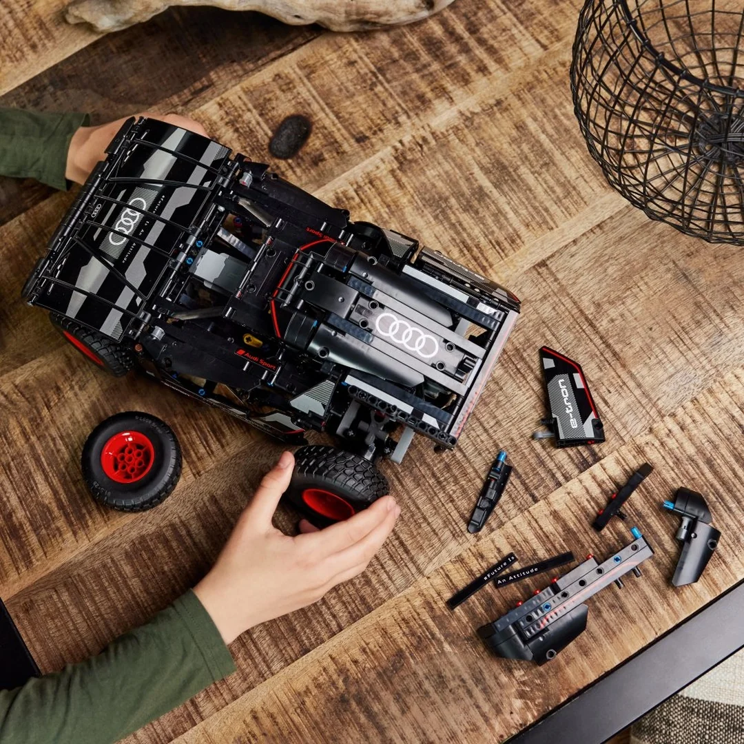 LEGO® Technic™ 42160 Audi RS Q e-tron