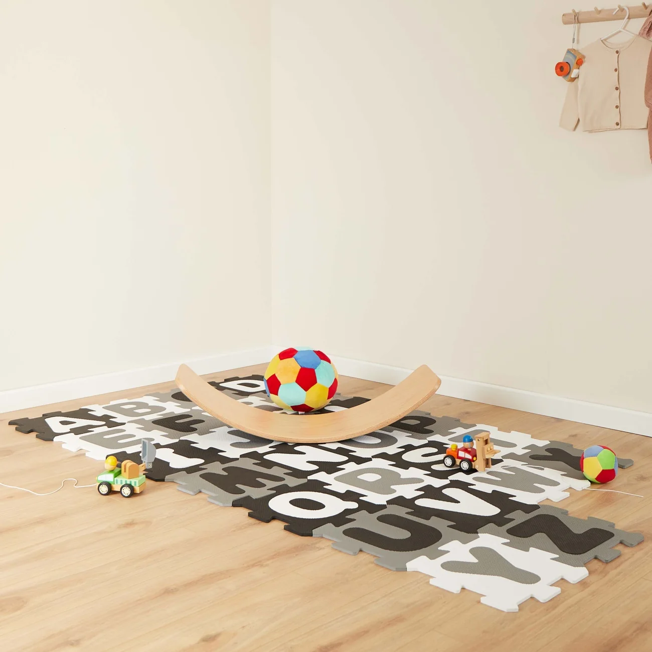 Bieco - Penová hracia podložka s abecedou - puzzle black & white - 26 ks 