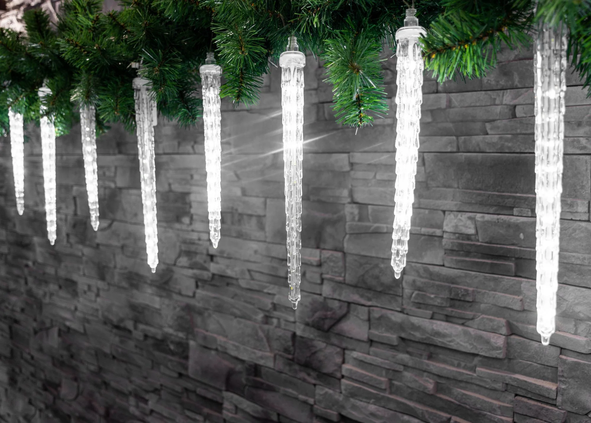MagicHome LED reťaz Icicle, 1 ks 352 LED studená biela, 16 cencúľov, vodopád, 230 V/50 Hz, IP44, von, 4,50+5 m