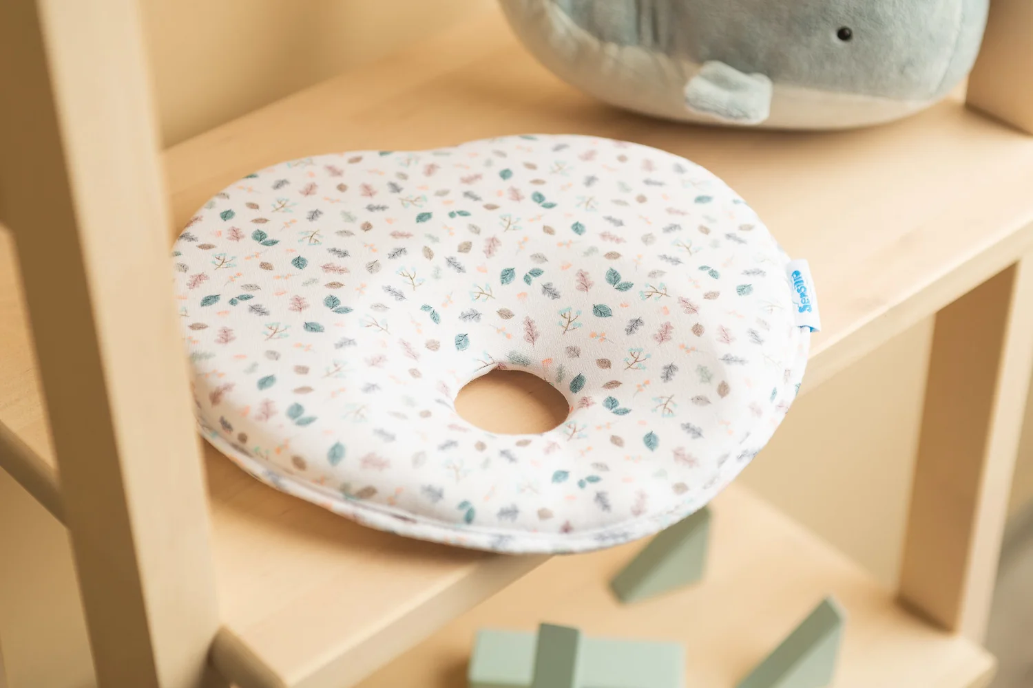 Ergonomický, tvarujúci vankúšik pre bábätko - Lístočky