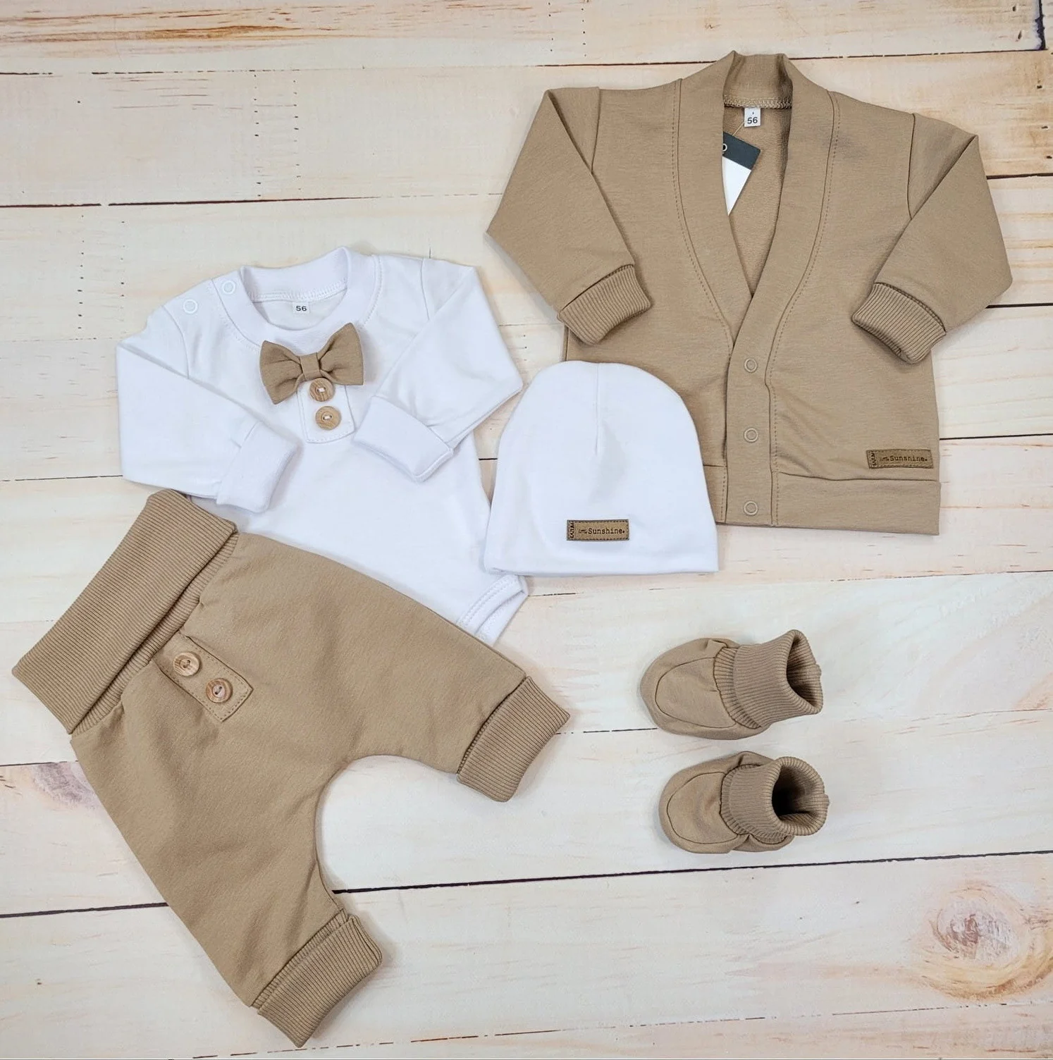 Bavlnená sada, body, nohavice, motýlik a čiapka Elegant Boy 5D, Kazum, mocca/biela