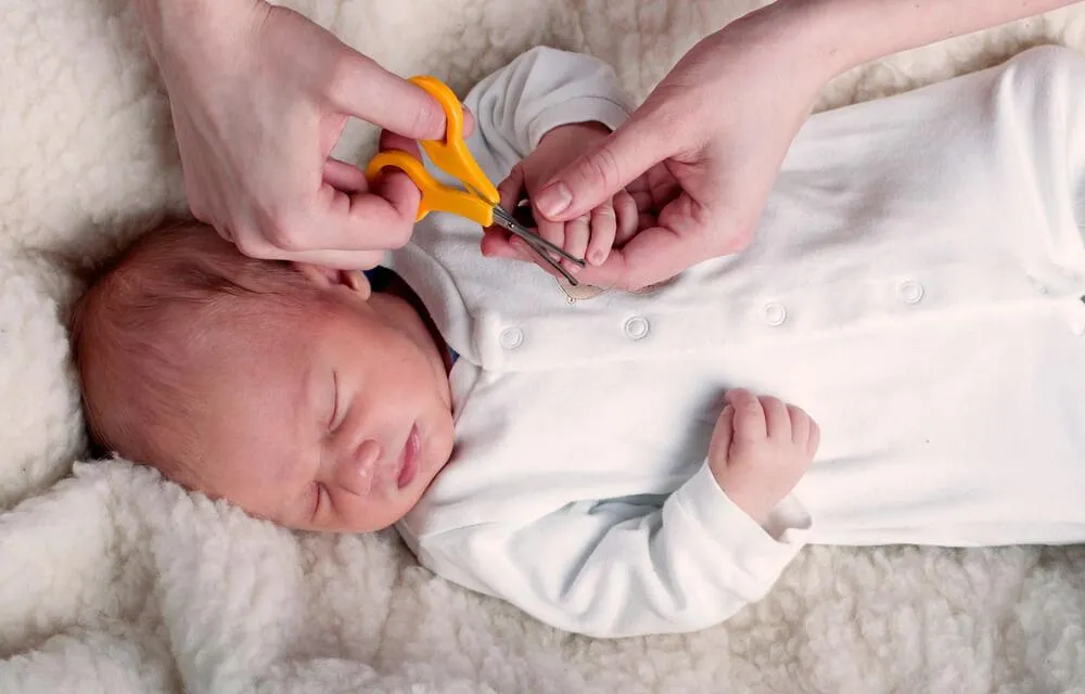 Viete ako sa starať o nechty a oči novorodenca?