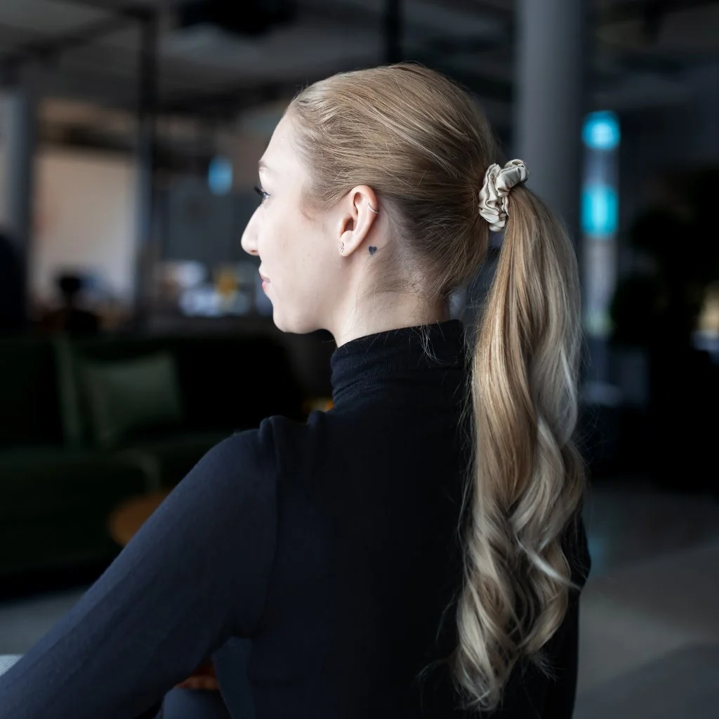 Hodvábna gumička Mallys svetlobéžová skinny