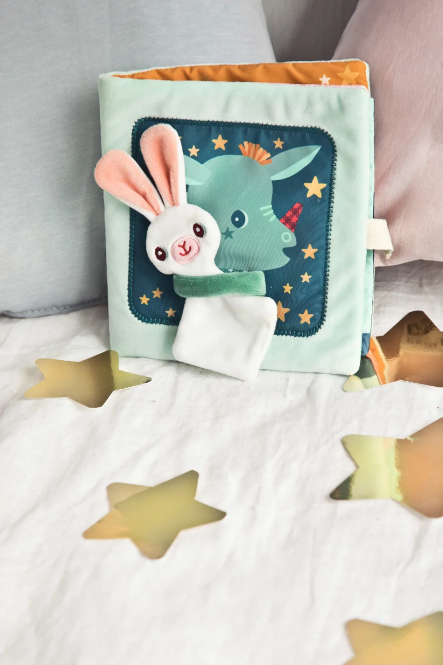 Lilliputiens - textilná knižka s aktivitami - dráčik Joe a jeho maznáčik
