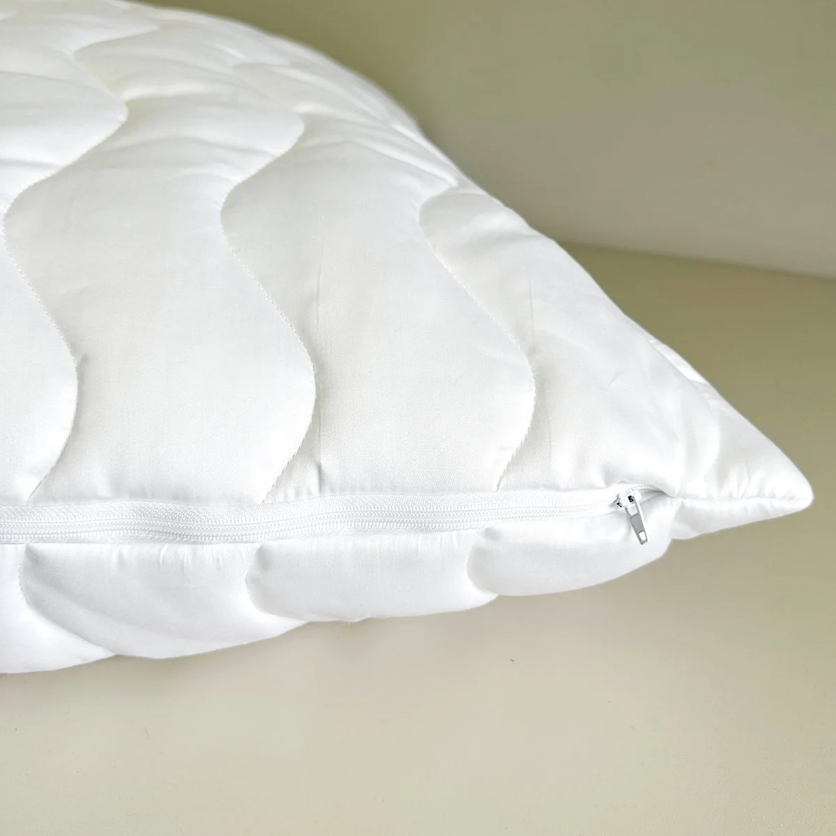 Vankúš Comfort plus bavlnený satén s odnímateľnou vrchnou obliečkou 50 x 65 cm