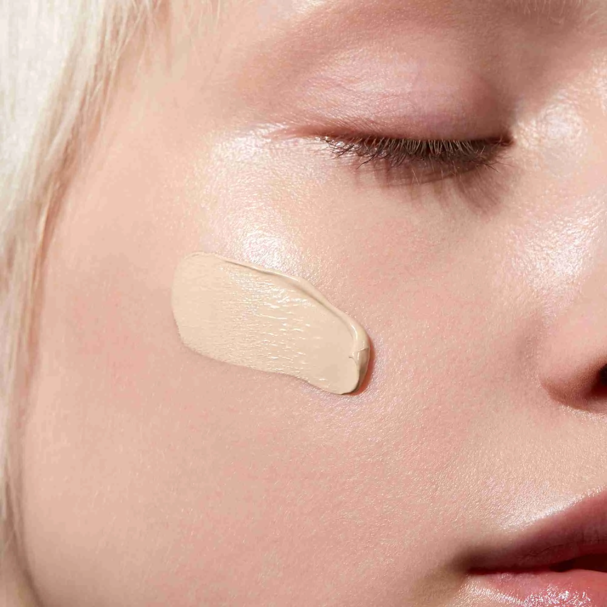 MÁDARA SKINONYM Polomatný Make-up s peptídmi Porcelain 1×30ml, prírodný certifikovaný make-up