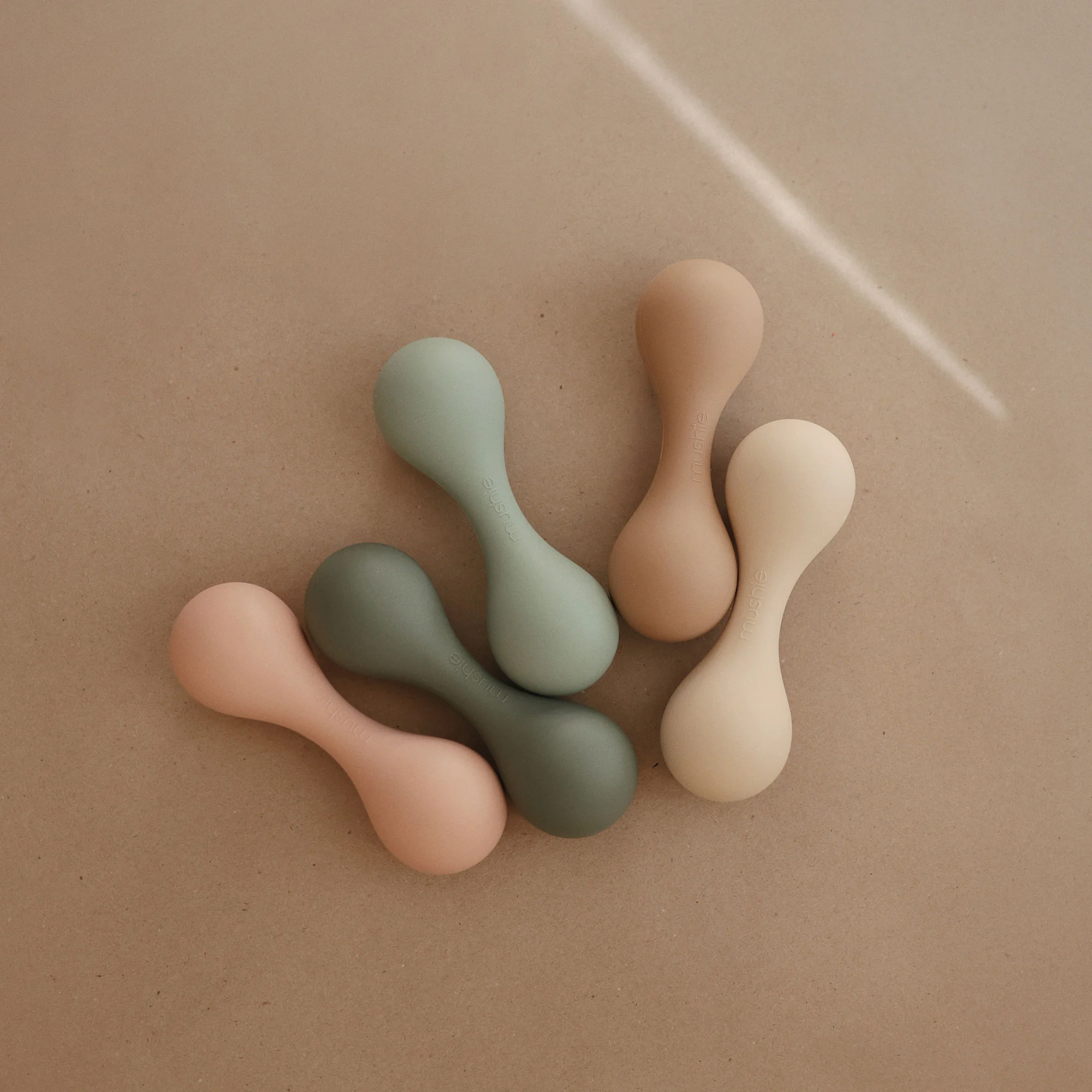 Mushie silikónová hrkálka, Tradewinds 1×1 ks, hrkálka