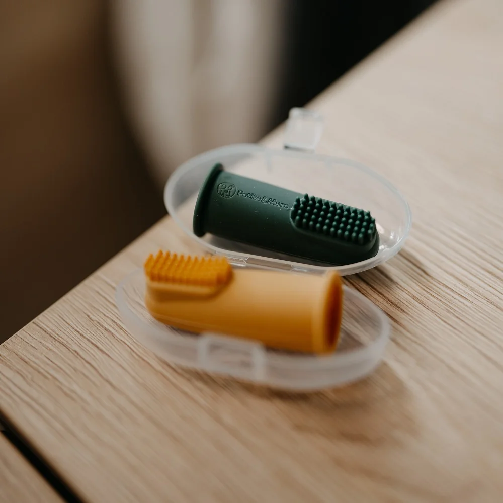 PETITE&MARS Sada silikónových zubných kefiek na prst Ochre&Green 2 ks 6m+ 1x2 ks, sada silikónových zubných kefiek