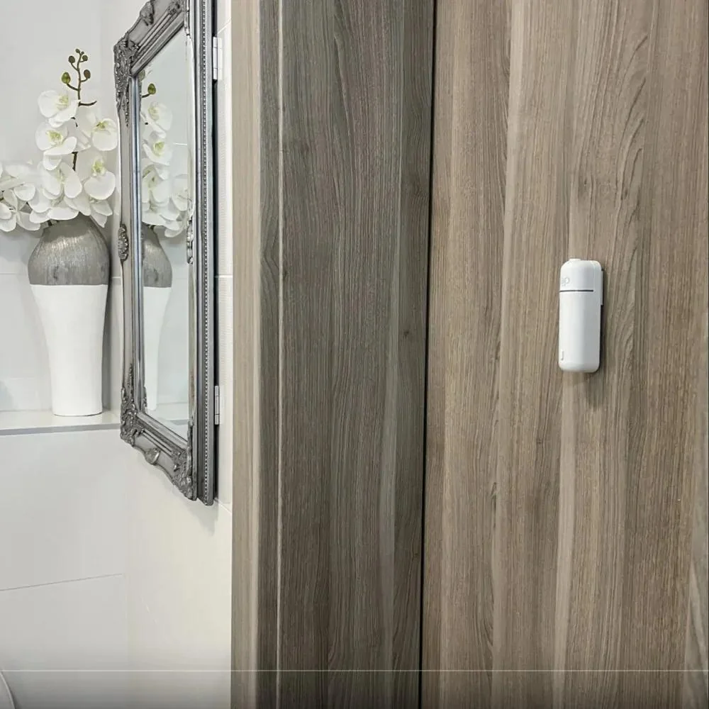 AlfaPureo eDrive – inteligentný difuzér do auta + 6ks aroma olejov Objem: 30 ml, Farba: čierna, biela