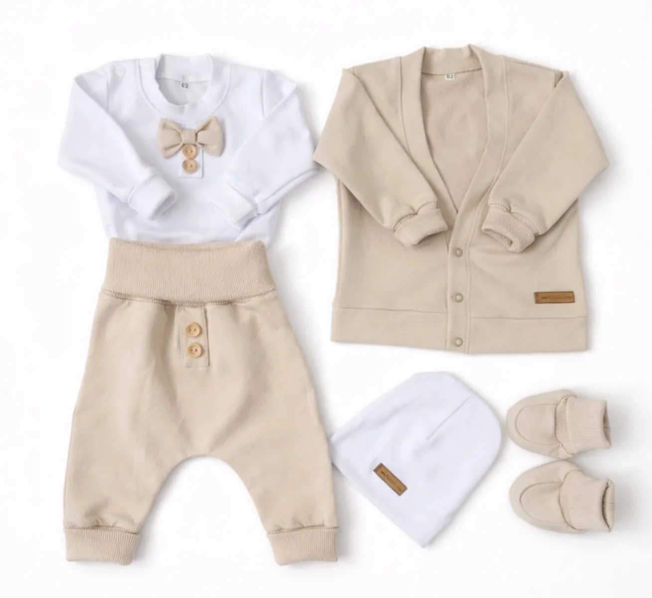 Bavlnená sada, body, nohavice, motýlik a čiapka Elegant Boy 5D, béžová/biela, veľ. 80