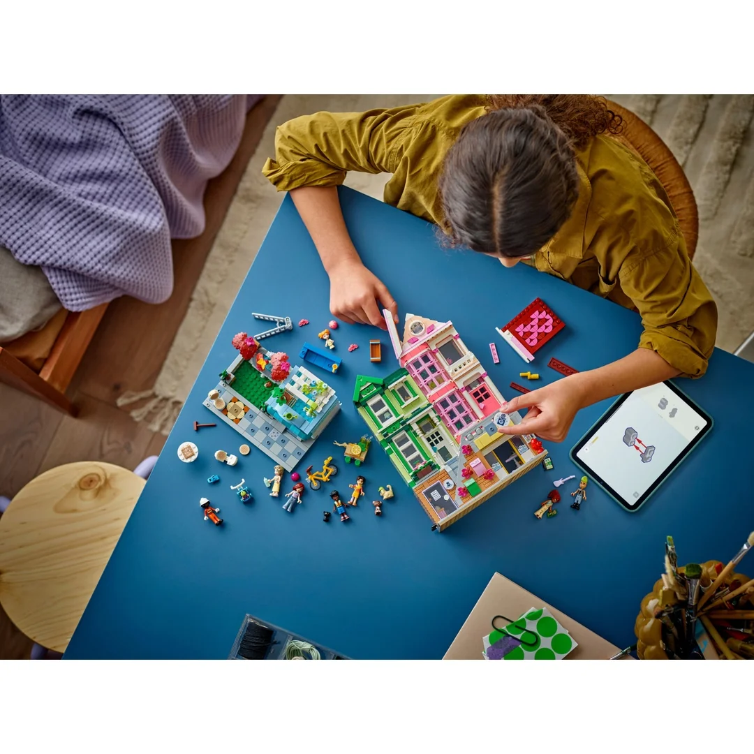 LEGO® Friends 42670 Apartmány a obchody v mestečku Heartlake