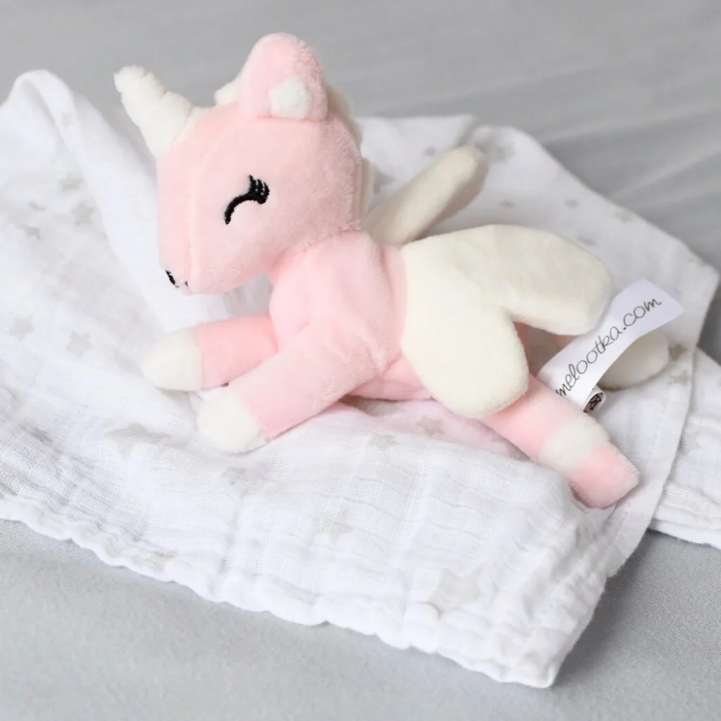 Mini plyšový jednorožec Metoo s mušelínové plienkou ružovo/biely, 12cm