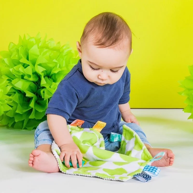 Maznacia dečka na C krúžku Little Taggies zelené bodky 0m+