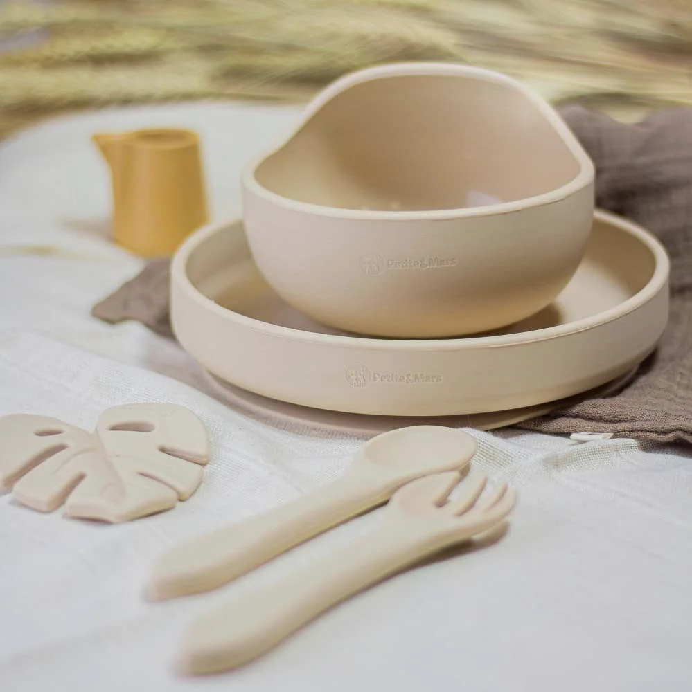 PETITE&MARS Tanier silikónový s prísavkou TAKE&MATCH Desert Sand 6m+ 1×1 ks