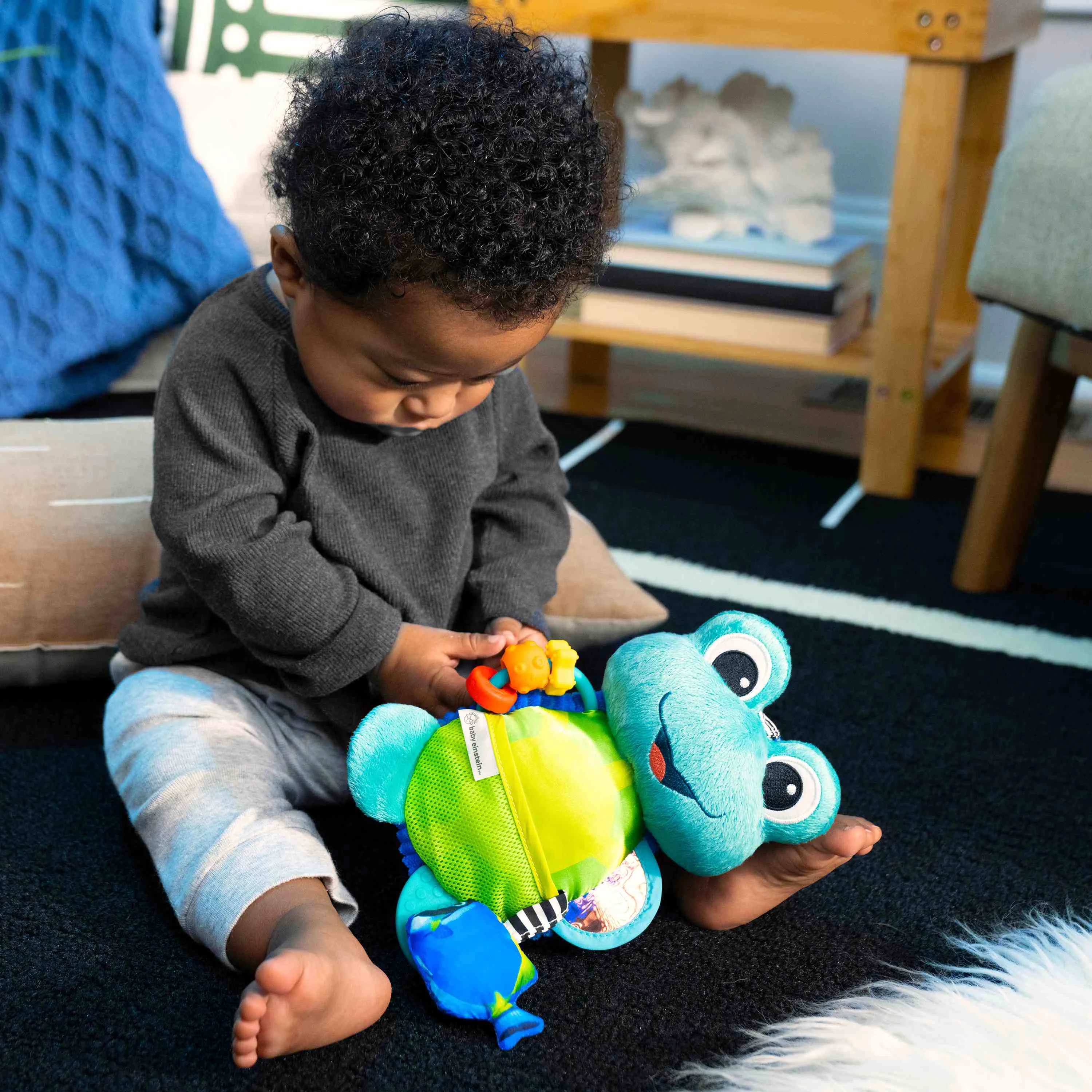 BABY EINSTEIN Hračka aktívna na C krúžku korytnačka Neptune’s Sensory Sidekick™ 0m+ 1×1 ks, hračka pre deti