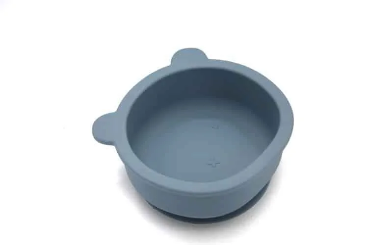 THE COTTON CLOUD Silikónová miska Teddy Smokey Blue 1×1 ks, silikónová miska s prísavkou