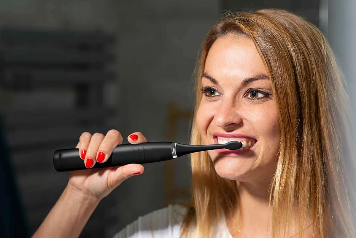 Concept ZK4011 Sonická zubná kefka s cestovným puzdrom PERFECT SMILE, black 1×1 ks, sonická zubná kefka