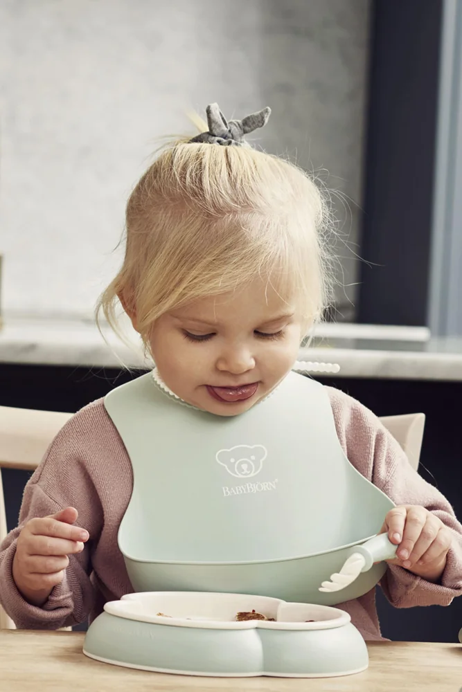 BABYBJÖRN Podbradník Baby 2 ks púdrovo ružová/púdrovo zelená 1×2 ks
