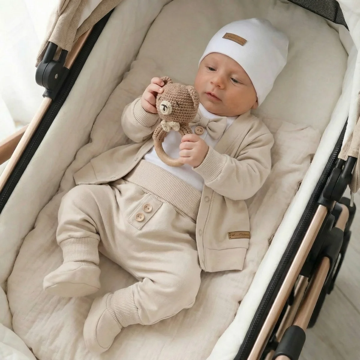 Bavlnená sada, body, nohavice, motýlik a čiapka Elegant Boy 5D, béžová/biela, veľ. 68