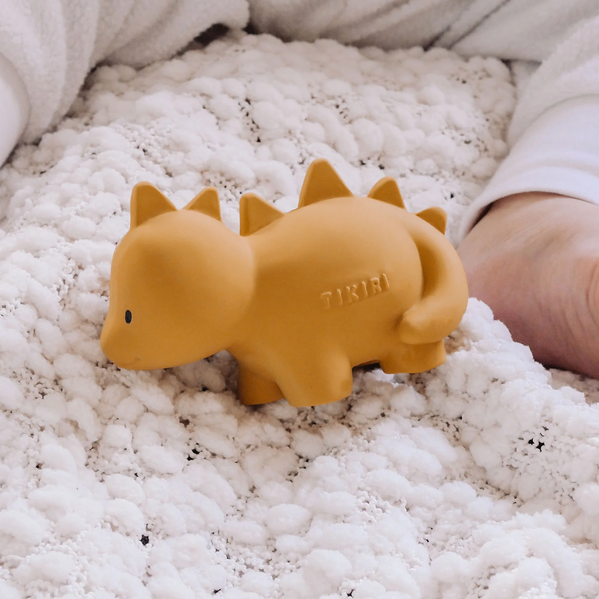 Tikiri Dinos - hrkálka a hryzátko z prírodnej gumy T-Rex
