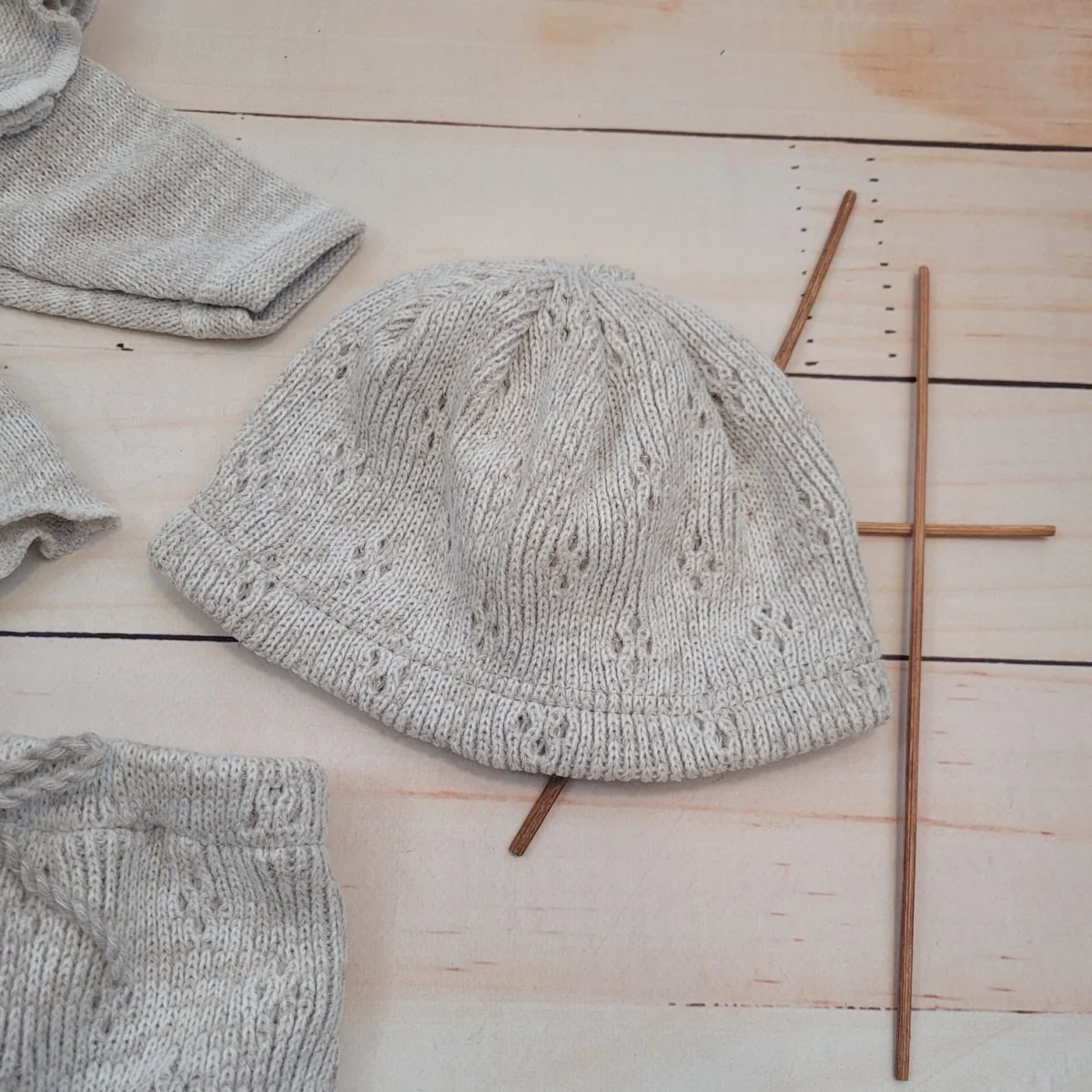 Pletená ažurková sada 4D, tunika, polodupačky, čiapočka + čelenka, oriešková, veľ. 68