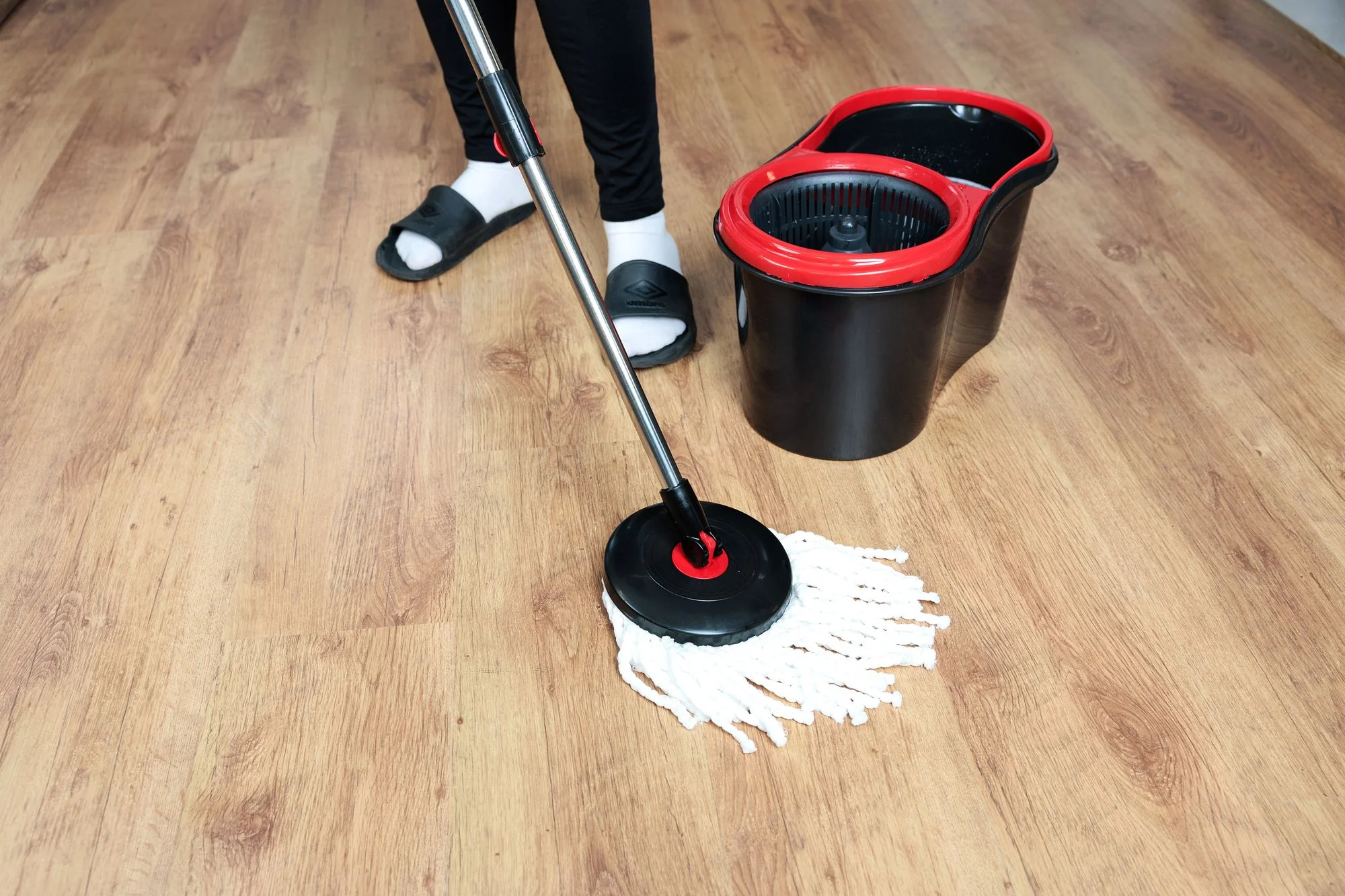 Strend Pro upratovacia súprava TURBOSTAR BLACK EDITION, 1 súprava Rotačný mop na podlahy, vedro 13 l, teleskopická násada