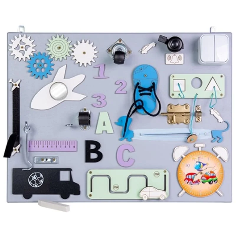 Drevená manipulačná (busy) doska 50×37,5 cm – zips, zvonček, kolieska, tabuľka autobus