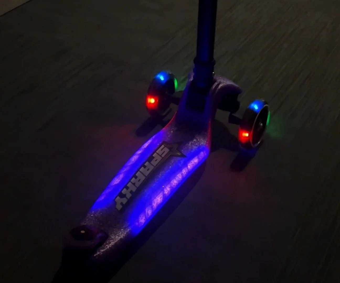 Detská kolobežka SPARKY LED trojkolová – svietiace kolieska, nastaviteľná, fialová