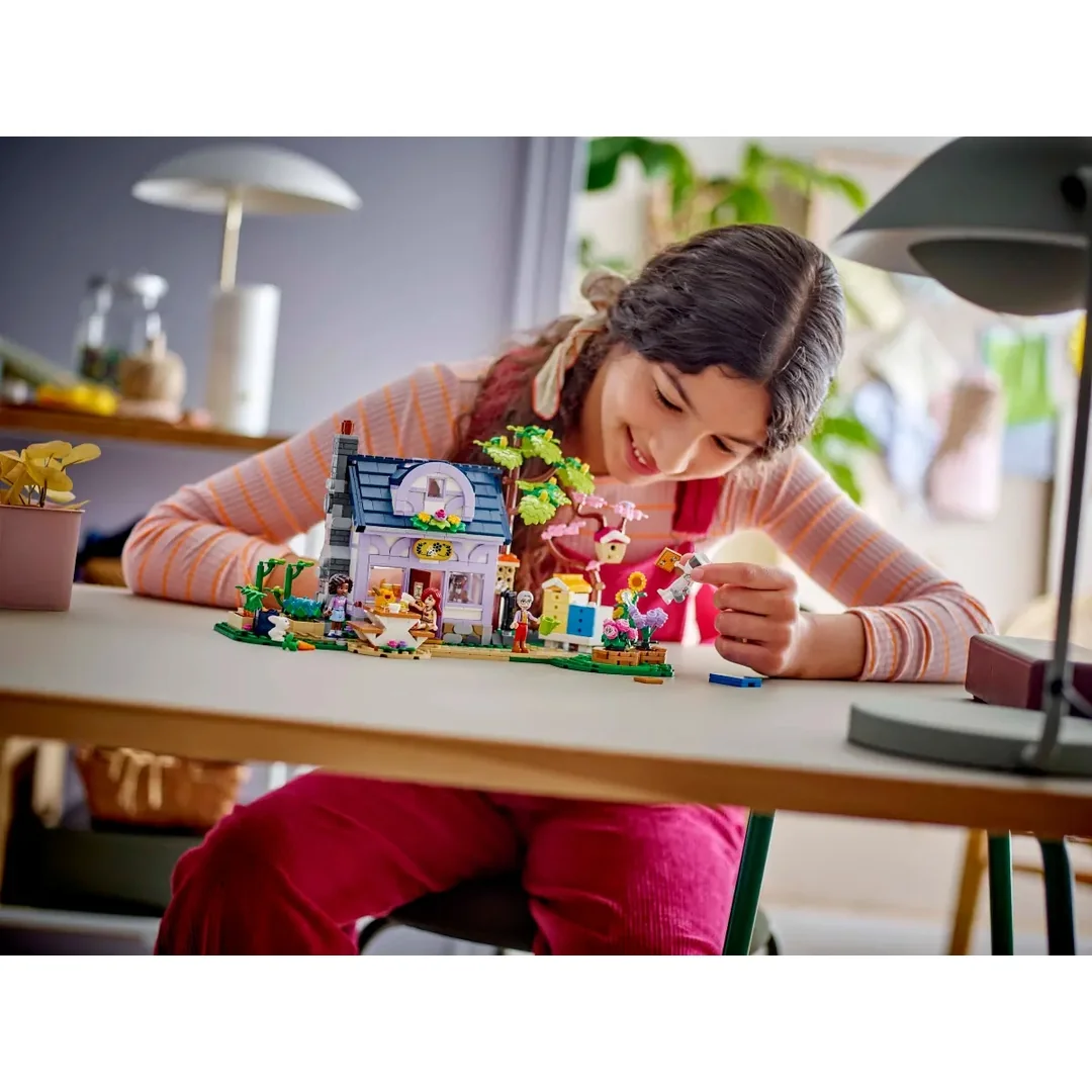 LEGO® Friends 42669 Dom včelárov a kvetinová záhrada
