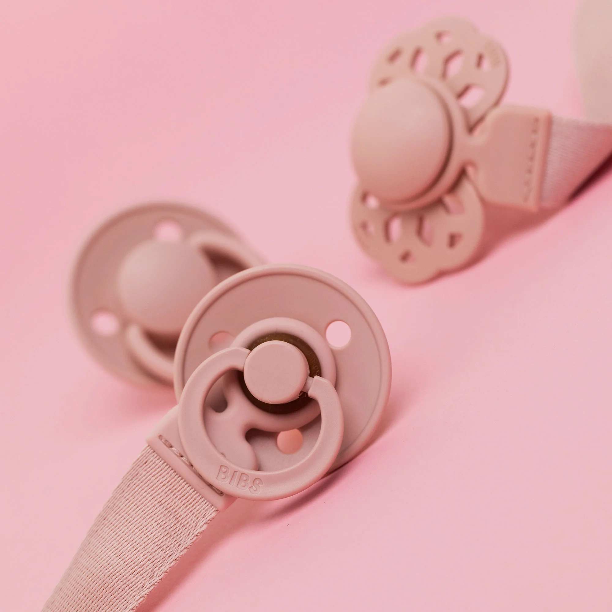 BIBS Loop klip na cumlík Blush