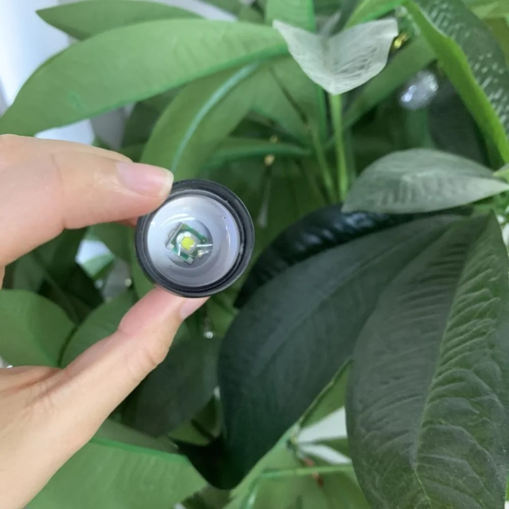 Mini LED baterka s USB nabíjaním - Čierna