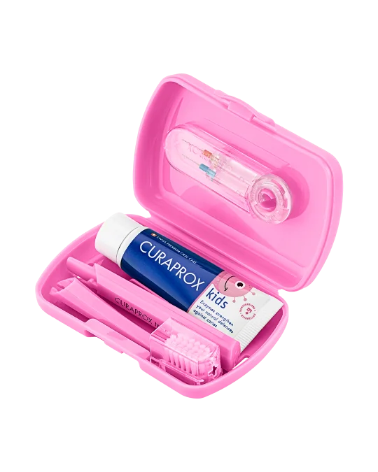 CURAPROX Kids travel set (ružový (1x zubná kefka, 2x medzizubná kefka CPS, 1x zubná pasta melón 6+ 10 ml, 1x nálepka) 1x1 set) 1 set